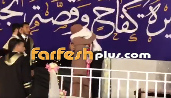 أمي أكبر من كل الجامعة.. فيديو مؤثر لطالب فلسطيني خلال حفل التخرج صورة رقم 11 أمي أكبر من كل الجامعة.. فيديو مؤثر لطالب فلسطيني خلال حفل التخرج صورة رقم 11