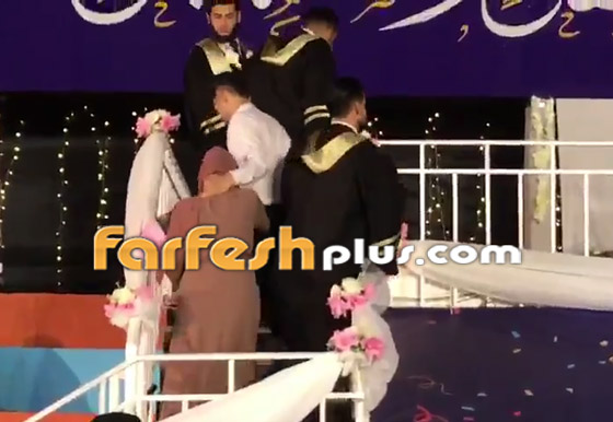 أمي أكبر من كل الجامعة.. فيديو مؤثر لطالب فلسطيني خلال حفل التخرج صورة رقم 7 أمي أكبر من كل الجامعة.. فيديو مؤثر لطالب فلسطيني خلال حفل التخرج صورة رقم 7