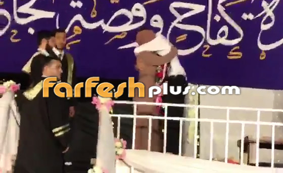 أمي أكبر من كل الجامعة.. فيديو مؤثر لطالب فلسطيني خلال حفل التخرج صورة رقم 10 أمي أكبر من كل الجامعة.. فيديو مؤثر لطالب فلسطيني خلال حفل التخرج صورة رقم 10