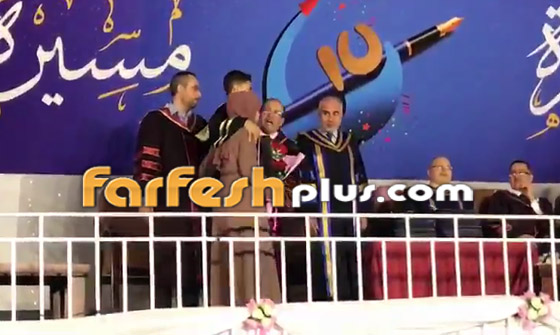 أمي أكبر من كل الجامعة.. فيديو مؤثر لطالب فلسطيني خلال حفل التخرج صورة رقم 13 أمي أكبر من كل الجامعة.. فيديو مؤثر لطالب فلسطيني خلال حفل التخرج صورة رقم 13