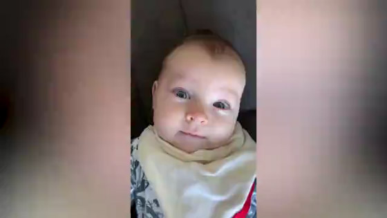 شاهد.. رضيعة في عمر أربعة أشهر ترد التحية لأمها! صورة رقم 1