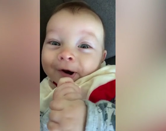 شاهد.. رضيعة في عمر أربعة أشهر ترد التحية لأمها! صورة رقم 3