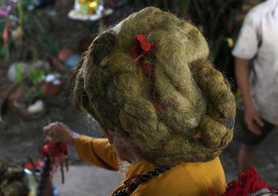 لم يقصه أو يغسله منذ 80 عاما.. قصة الرجل صاحب أطول شعر في العالم صورة رقم 3