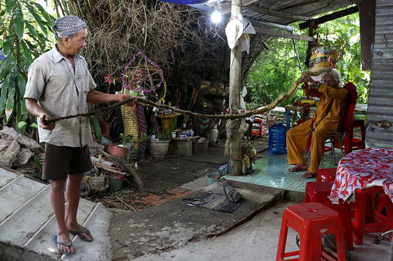 لم يقصه أو يغسله منذ 80 عاما.. قصة الرجل صاحب أطول شعر في العالم صورة رقم 2