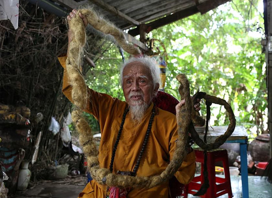 لم يقصه أو يغسله منذ 80 عاما.. قصة الرجل صاحب أطول شعر في العالم صورة رقم 4