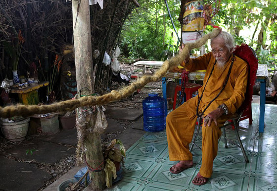 لم يقصه أو يغسله منذ 80 عاما.. قصة الرجل صاحب أطول شعر في العالم صورة رقم 5