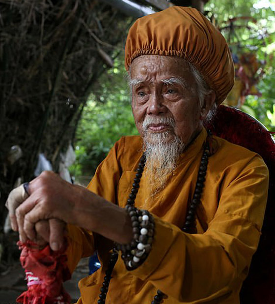 لم يقصه أو يغسله منذ 80 عاما.. قصة الرجل صاحب أطول شعر في العالم صورة رقم 6