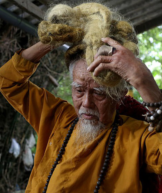 لم يقصه أو يغسله منذ 80 عاما.. قصة الرجل صاحب أطول شعر في العالم صورة رقم 7