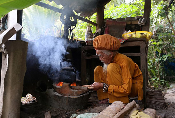 لم يقصه أو يغسله منذ 80 عاما.. قصة الرجل صاحب أطول شعر في العالم صورة رقم 8