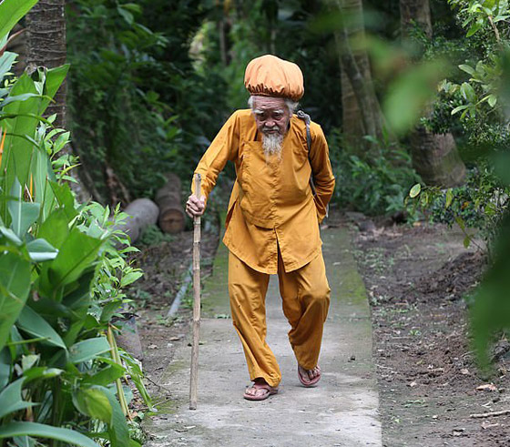 لم يقصه أو يغسله منذ 80 عاما.. قصة الرجل صاحب أطول شعر في العالم صورة رقم 11