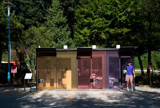 هل تجرؤ على استخدام مرحاض جدرانه شفافة؟ شاهد صورة رقم 3