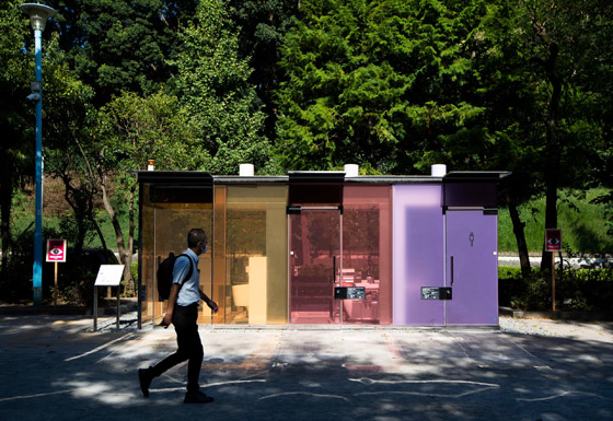 هل تجرؤ على استخدام مرحاض جدرانه شفافة؟ شاهد صورة رقم 1