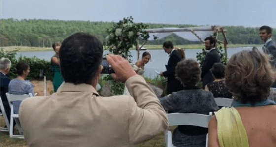 بالفيديو.. غضب الطبيعة ينال من عريس 