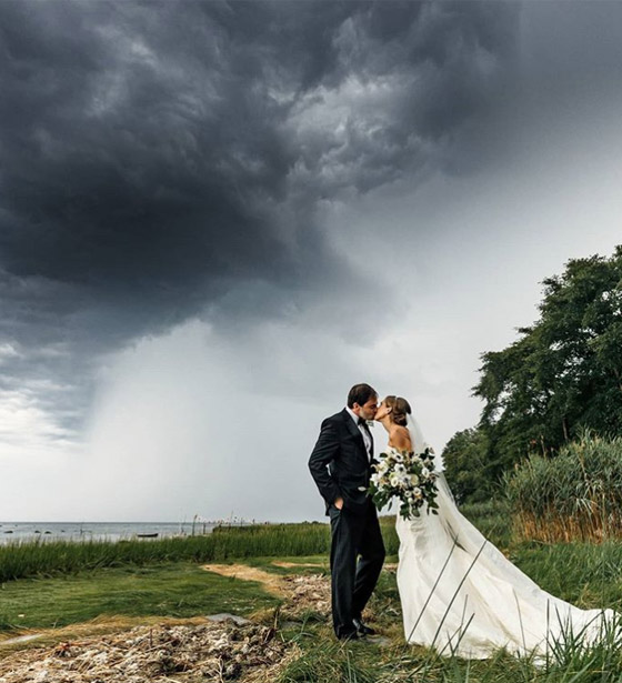 بالفيديو.. غضب الطبيعة ينال من عريس 