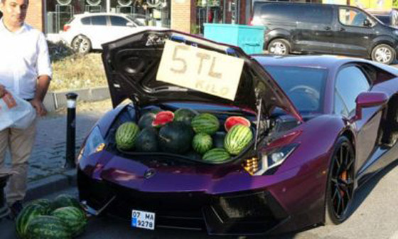 بسيارة لامبورجيني فارهة.. فيديو لمليونير يبيع البطيخ بشوارع إسطنبول صورة رقم 2