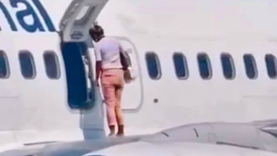 فيديو صادم: مسافرة تقرر فتح باب الطوارئ لتتمشى على جناح الطائرة! صورة رقم 2 فيديو صادم: مسافرة تقرر فتح باب الطوارئ لتتمشى على جناح الطائرة! صورة رقم 2