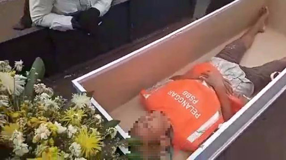 الاستلقاء بتابوت: عقوبة مرعبة لمن يمتنع عن وضع الكمامة في إندونيسيا صورة رقم 4 الاستلقاء بتابوت: عقوبة مرعبة لمن يمتنع عن وضع الكمامة في إندونيسيا صورة رقم 4