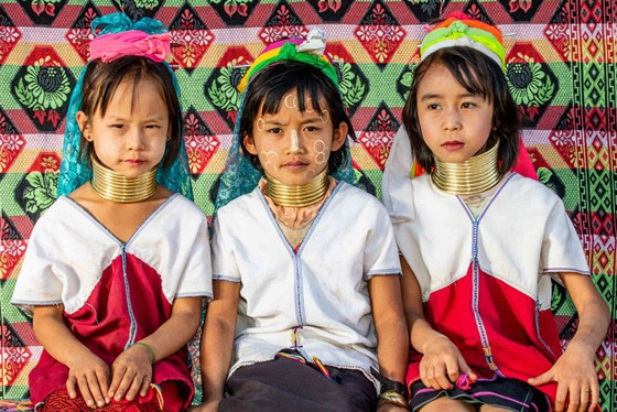 صور مدهشة ونادرة لقبيلة تجبر نساءها على تطويل أعناقهن بطرق غريبة صورة رقم 3