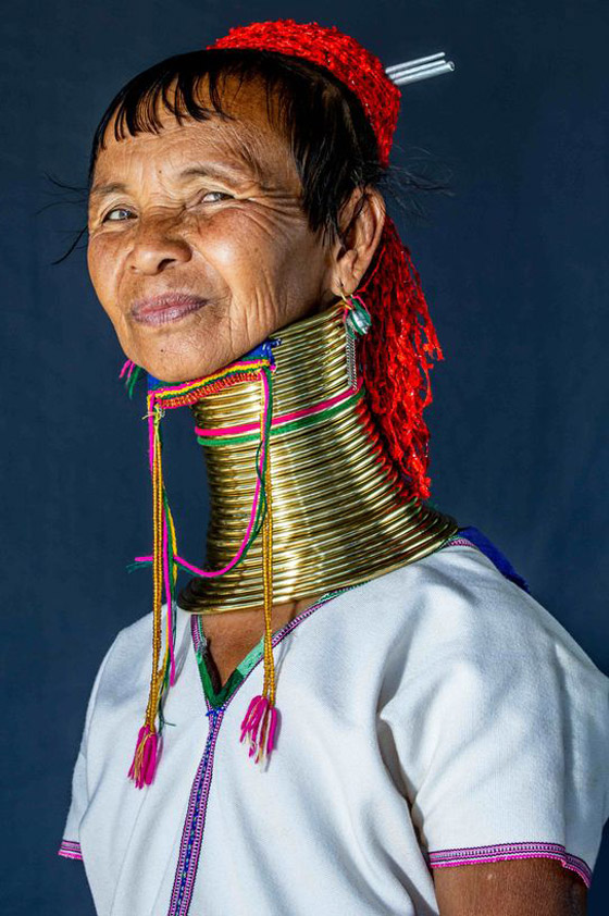 صور مدهشة ونادرة لقبيلة تجبر نساءها على تطويل أعناقهن بطرق غريبة صورة رقم 1