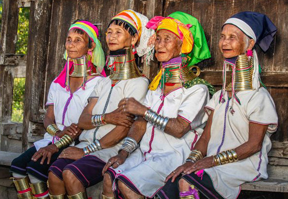 صور مدهشة ونادرة لقبيلة تجبر نساءها على تطويل أعناقهن بطرق غريبة صورة رقم 2