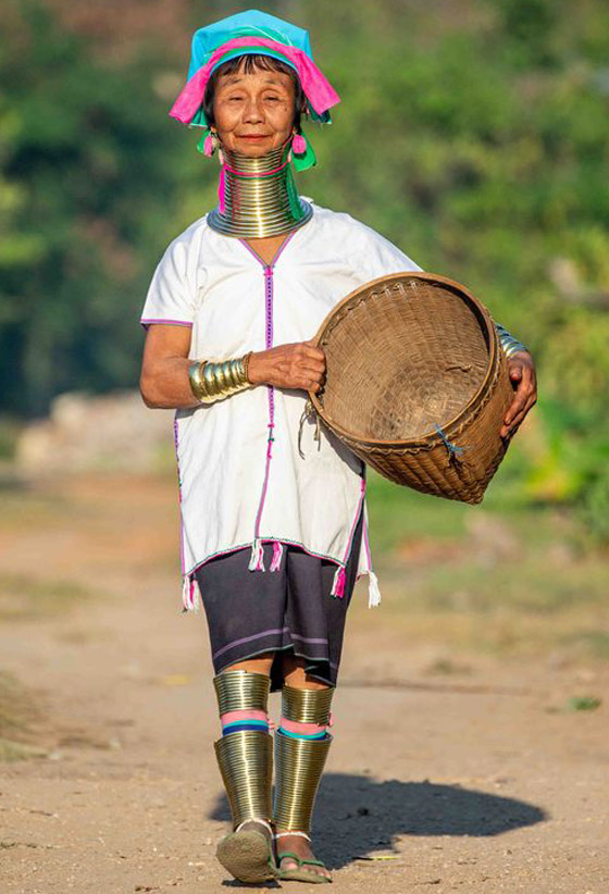 صور مدهشة ونادرة لقبيلة تجبر نساءها على تطويل أعناقهن بطرق غريبة صورة رقم 4