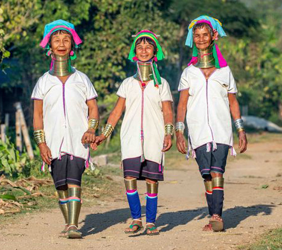 صور مدهشة ونادرة لقبيلة تجبر نساءها على تطويل أعناقهن بطرق غريبة صورة رقم 5