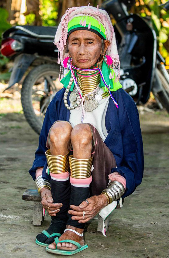 صور مدهشة ونادرة لقبيلة تجبر نساءها على تطويل أعناقهن بطرق غريبة صورة رقم 6