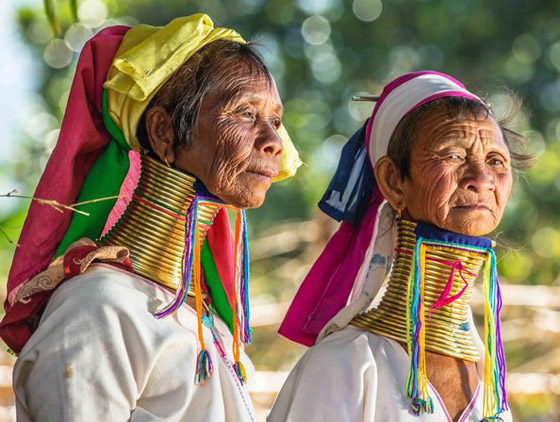 صور مدهشة ونادرة لقبيلة تجبر نساءها على تطويل أعناقهن بطرق غريبة صورة رقم 7