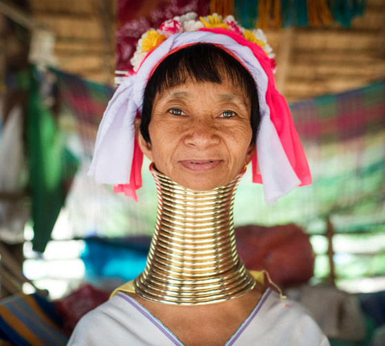 صور مدهشة ونادرة لقبيلة تجبر نساءها على تطويل أعناقهن بطرق غريبة صورة رقم 8