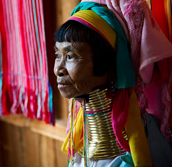 صور مدهشة ونادرة لقبيلة تجبر نساءها على تطويل أعناقهن بطرق غريبة صورة رقم 9