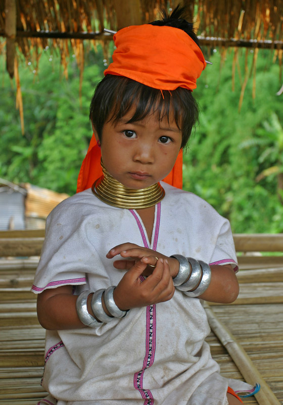 صور مدهشة ونادرة لقبيلة تجبر نساءها على تطويل أعناقهن بطرق غريبة صورة رقم 10