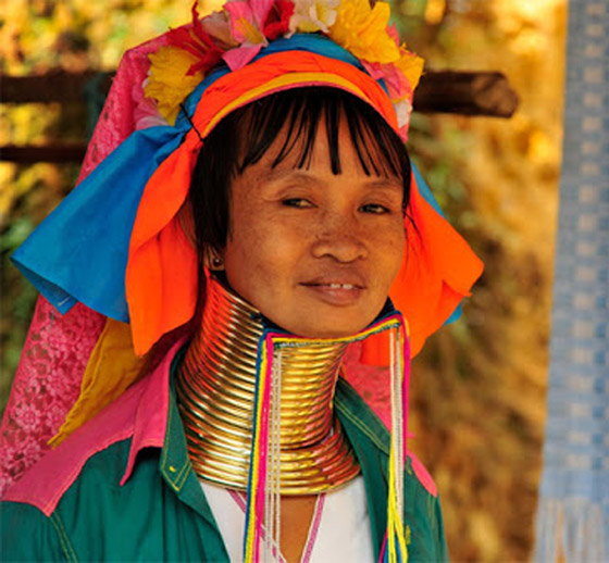 صور مدهشة ونادرة لقبيلة تجبر نساءها على تطويل أعناقهن بطرق غريبة صورة رقم 12