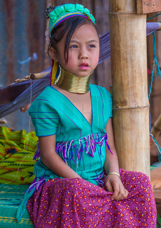 صور مدهشة ونادرة لقبيلة تجبر نساءها على تطويل أعناقهن بطرق غريبة صورة رقم 14