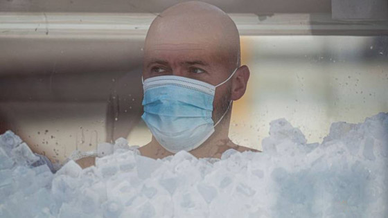 رجل يحطم الرقم القياسي بالوقوف أكثر من ساعتين ونصف بصندوق ثلج! صورة رقم 3