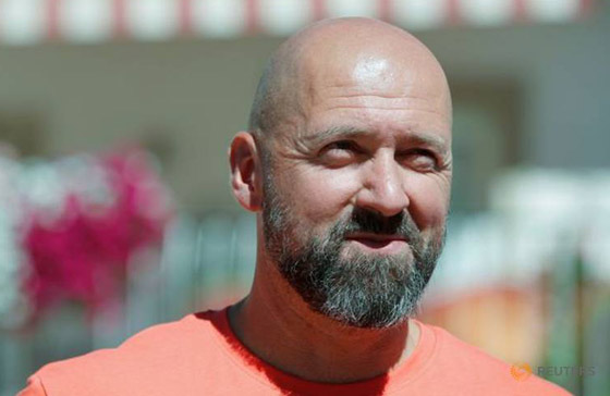 رجل يحطم الرقم القياسي بالوقوف أكثر من ساعتين ونصف بصندوق ثلج! صورة رقم 5