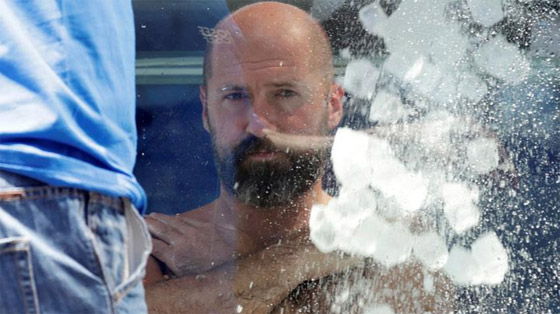 رجل يحطم الرقم القياسي بالوقوف أكثر من ساعتين ونصف بصندوق ثلج! صورة رقم 6