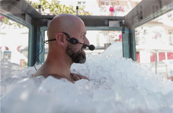 رجل يحطم الرقم القياسي بالوقوف أكثر من ساعتين ونصف بصندوق ثلج! صورة رقم 7