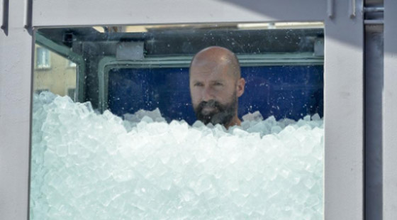 رجل يحطم الرقم القياسي بالوقوف أكثر من ساعتين ونصف بصندوق ثلج! صورة رقم 8