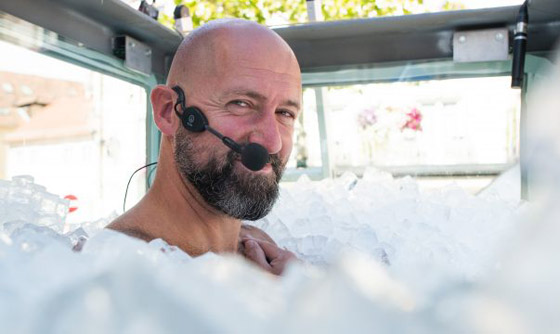 رجل يحطم الرقم القياسي بالوقوف أكثر من ساعتين ونصف بصندوق ثلج! صورة رقم 9