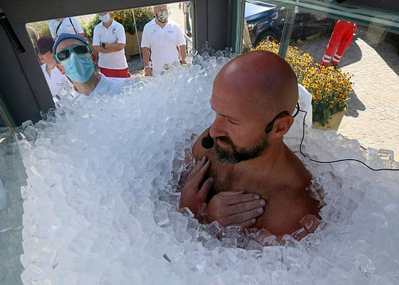 رجل يحطم الرقم القياسي بالوقوف أكثر من ساعتين ونصف بصندوق ثلج! صورة رقم 10