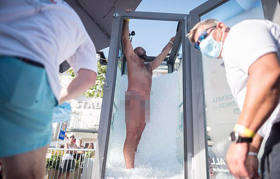 رجل يحطم الرقم القياسي بالوقوف أكثر من ساعتين ونصف بصندوق ثلج! صورة رقم 11