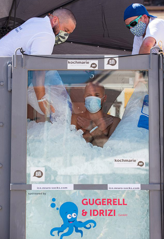 رجل يحطم الرقم القياسي بالوقوف أكثر من ساعتين ونصف بصندوق ثلج! صورة رقم 12