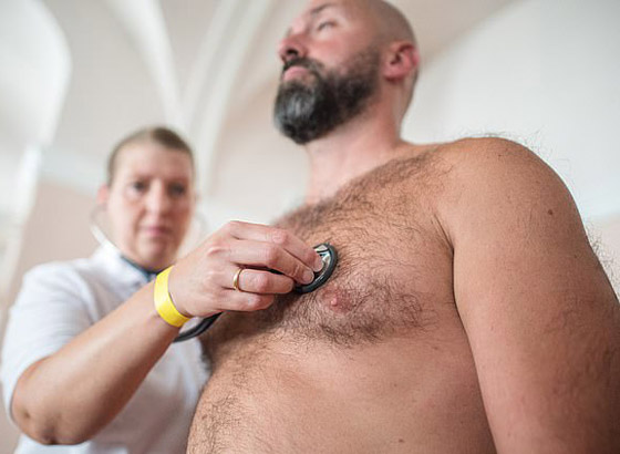 رجل يحطم الرقم القياسي بالوقوف أكثر من ساعتين ونصف بصندوق ثلج! صورة رقم 13