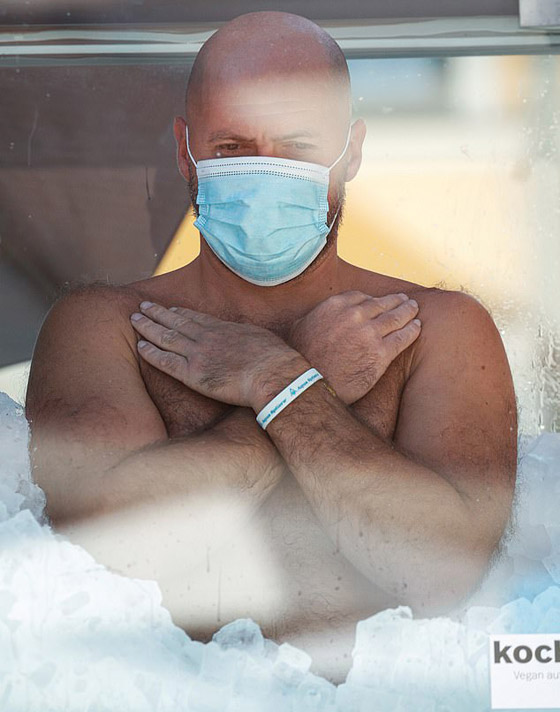 رجل يحطم الرقم القياسي بالوقوف أكثر من ساعتين ونصف بصندوق ثلج! صورة رقم 14