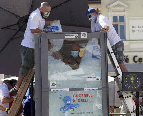 رجل يحطم الرقم القياسي بالوقوف أكثر من ساعتين ونصف بصندوق ثلج! صورة رقم 15