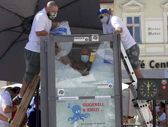 رجل يحطم الرقم القياسي بالوقوف أكثر من ساعتين ونصف بصندوق ثلج! صورة رقم 18