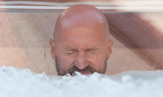 رجل يحطم الرقم القياسي بالوقوف أكثر من ساعتين ونصف بصندوق ثلج! صورة رقم 19