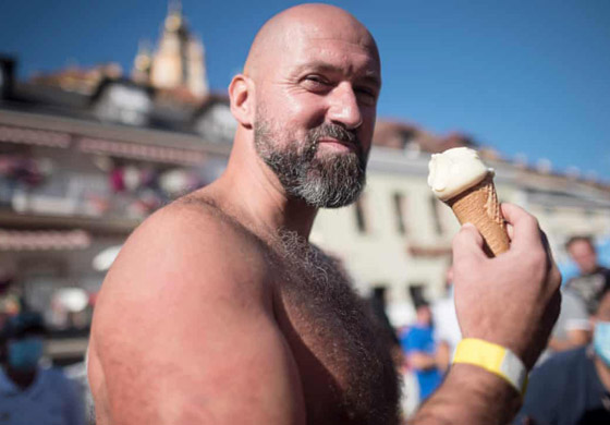 رجل يحطم الرقم القياسي بالوقوف أكثر من ساعتين ونصف بصندوق ثلج! صورة رقم 20