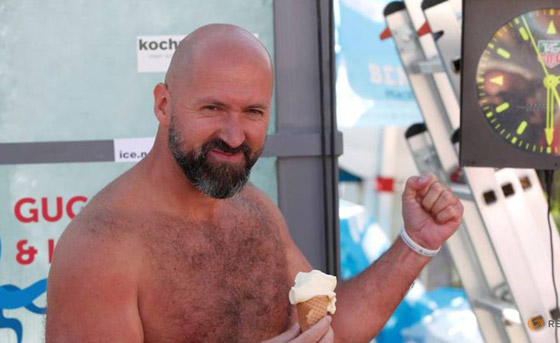 رجل يحطم الرقم القياسي بالوقوف أكثر من ساعتين ونصف بصندوق ثلج! صورة رقم 21