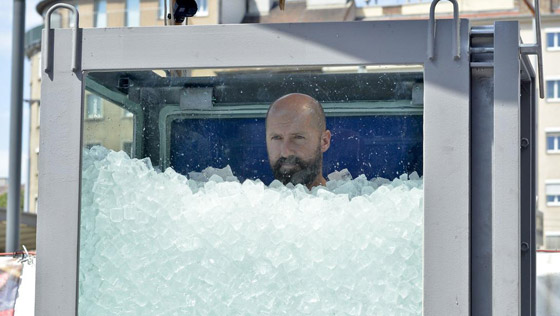 رجل يحطم الرقم القياسي بالوقوف أكثر من ساعتين ونصف بصندوق ثلج! صورة رقم 23